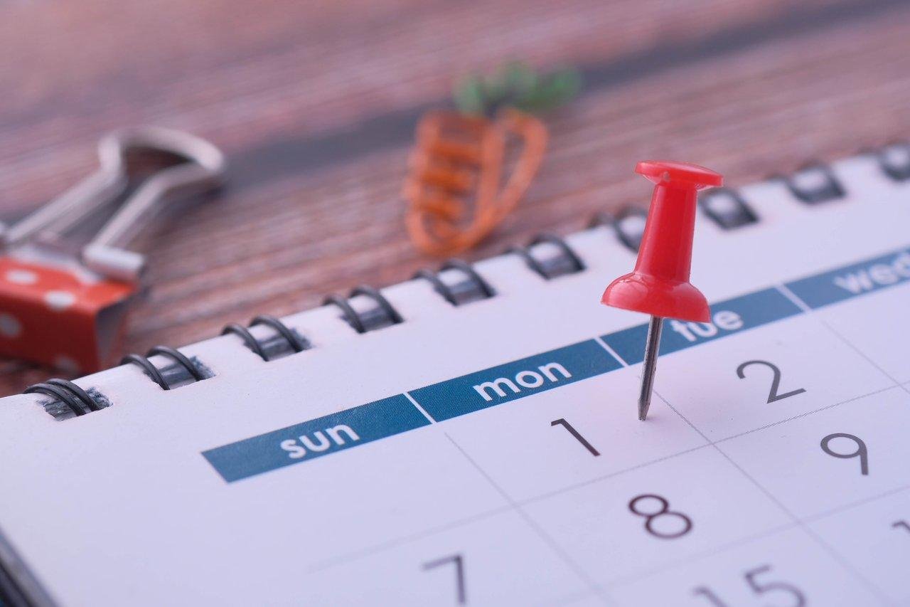 Calendrier d'Instagram advertising calendar coloré avec dates clés pour optimiser votre budget publicitaire.