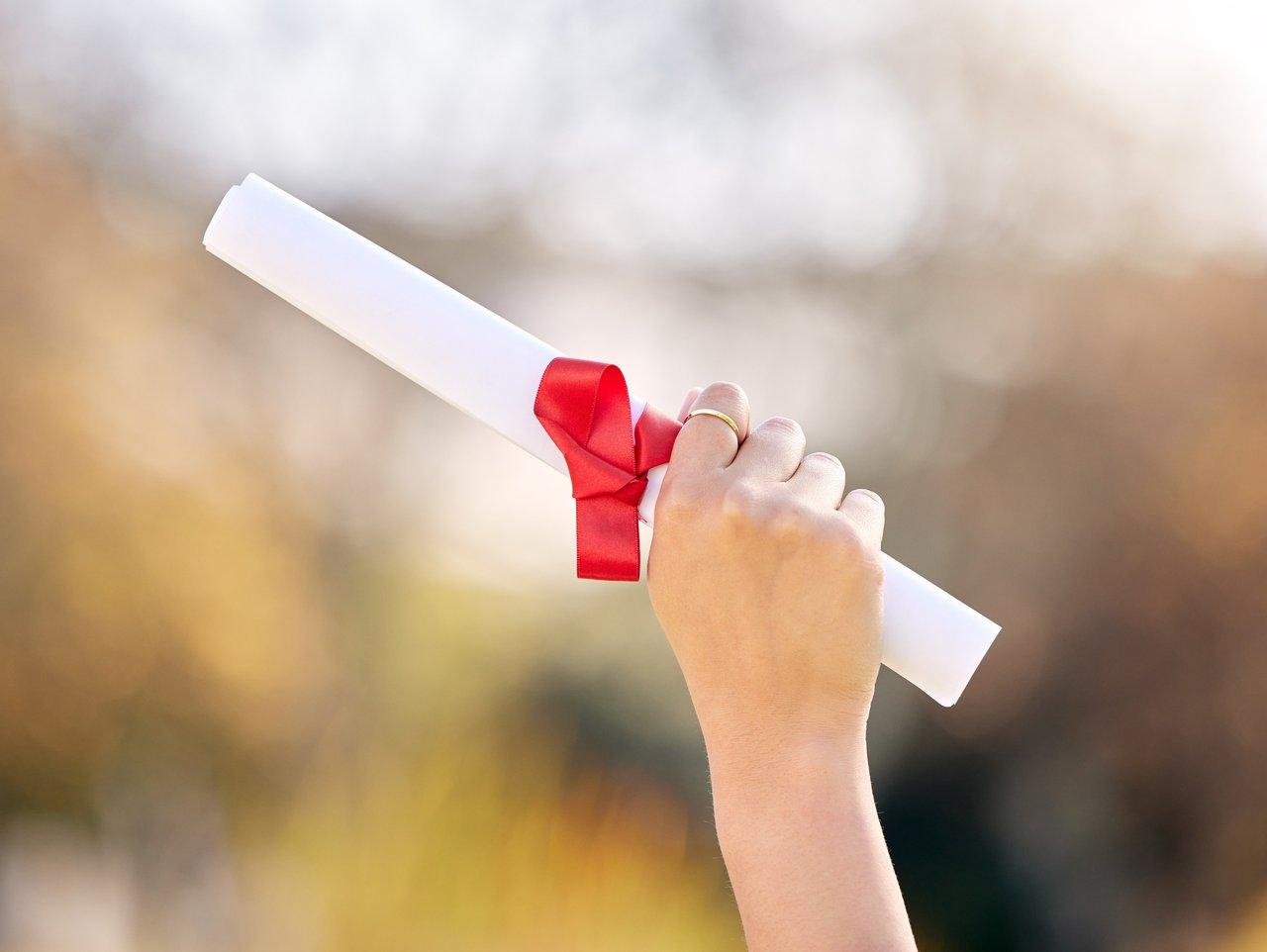 Certification en ligne gratuite pour entrepreneurs, symbole de succès et de croissance dans la formation digitale.