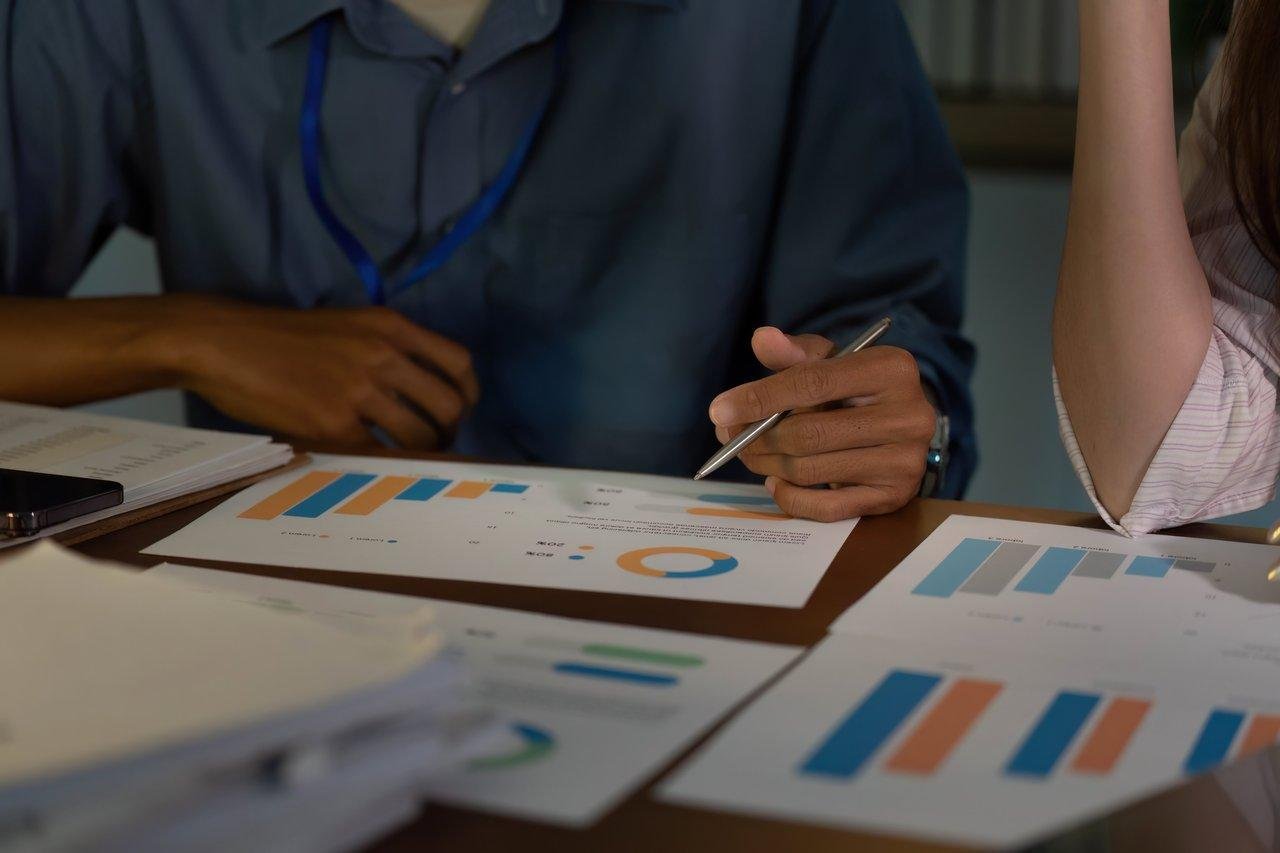 Collecte de données marketing pour mieux connaître son buyer persona : interviews, sondages et analyses web.