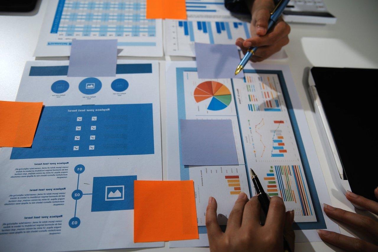 Graphique de conversion funnel analytics illustrant l'optimisation du taux de signature dans le parcours client.