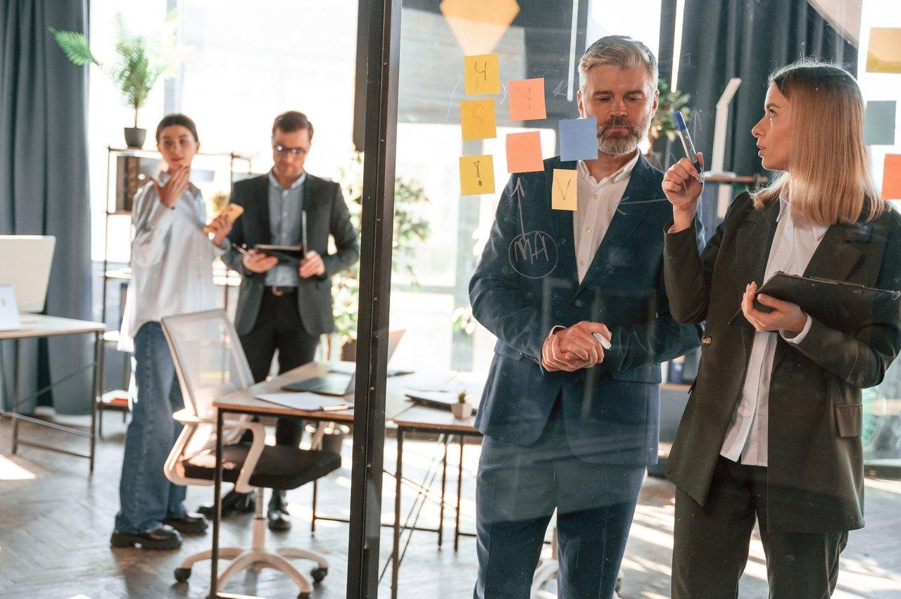 Schéma illustrant le cycle itératif de test et mise à jour des buyer personas pour optimiser votre stratégie marketing.