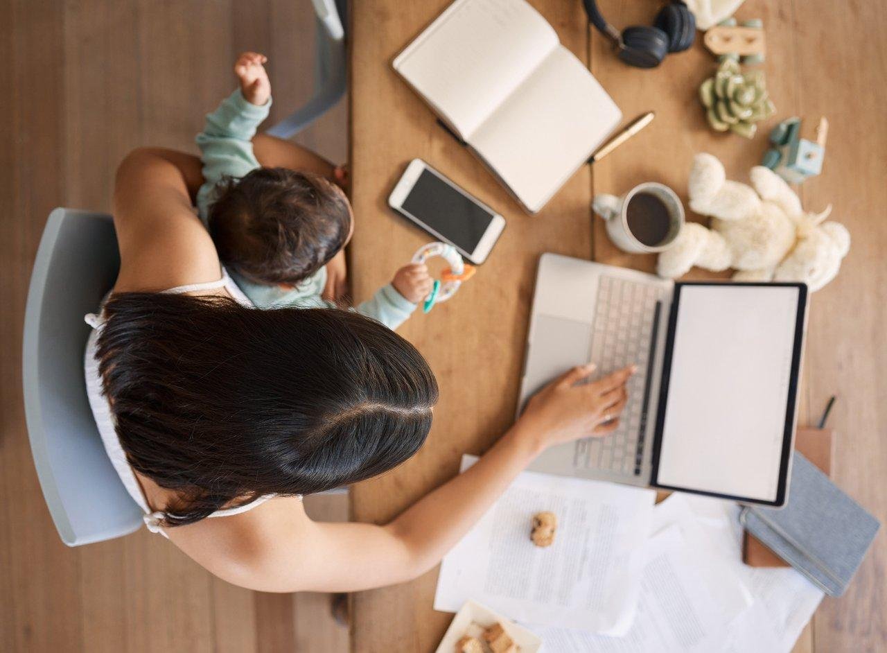 Une maman entrepreneur digital planifie sa semaine optimale avec un calendrier numérique organisé.