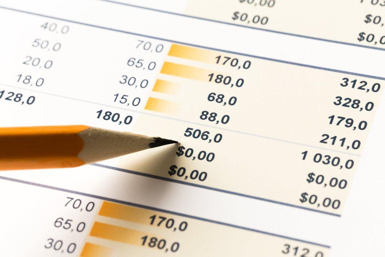 Capture d’écran d’un cashflow excel spreadsheet illustrant encaissements, décaissements et solde mensuel pour gérer la trésorerie d'une petite entreprise.