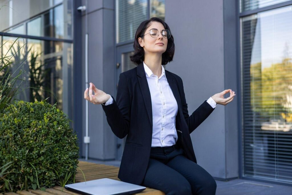 entrepreneur-meditating-nature-pour-retrouver-energie-et-equilibre-lor