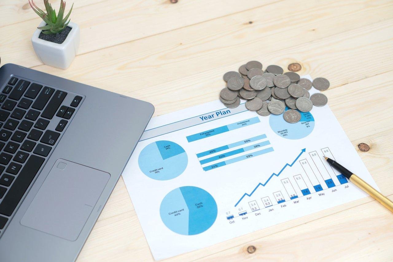 Infographie comparative du revenu des freelances selon différents statuts juridiques et leur impact financier.