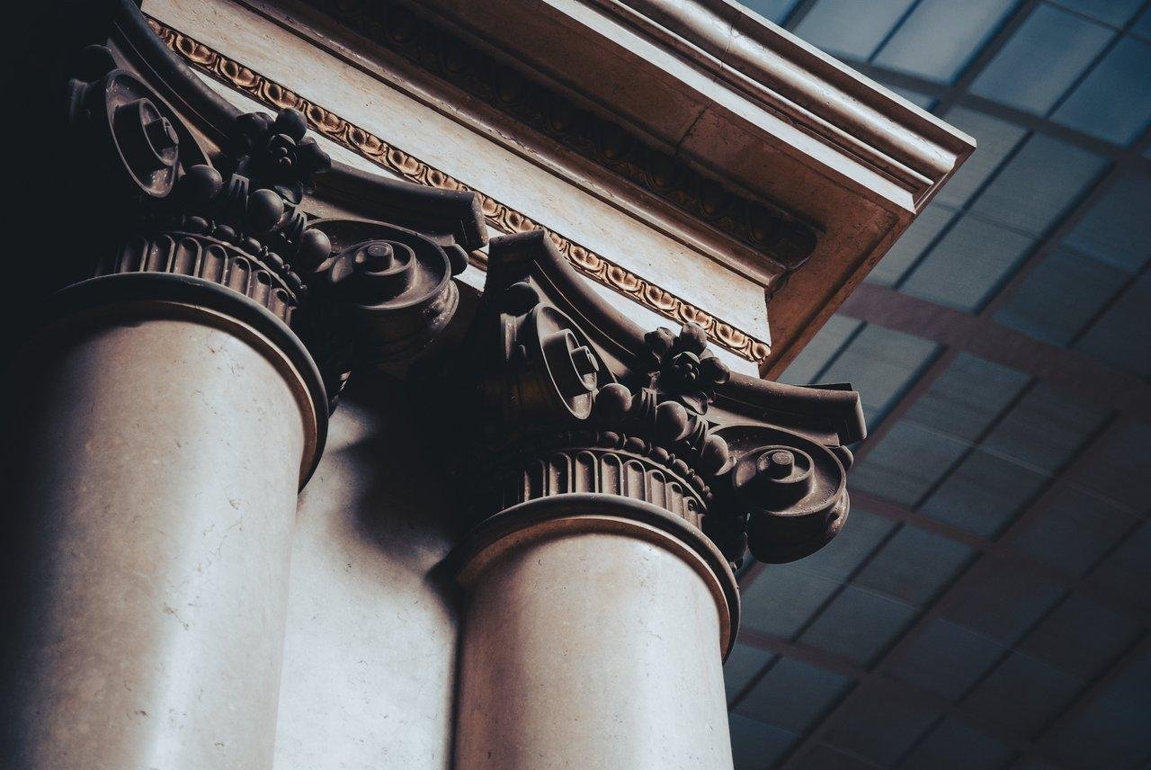 Les piliers clés d’une offre irrésistible illustrés par des colonnes classiques en marbre, symbolisant la solidité et l’efficacité.