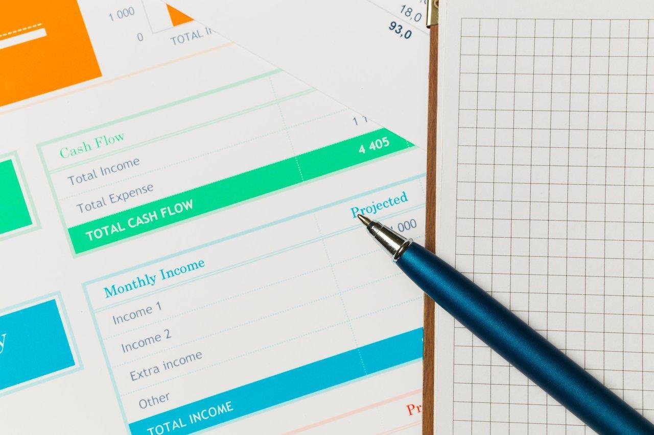 Tableau de prévision de trésorerie Excel détaillant les encaissements, décaissements et TVA pour une gestion efficace.