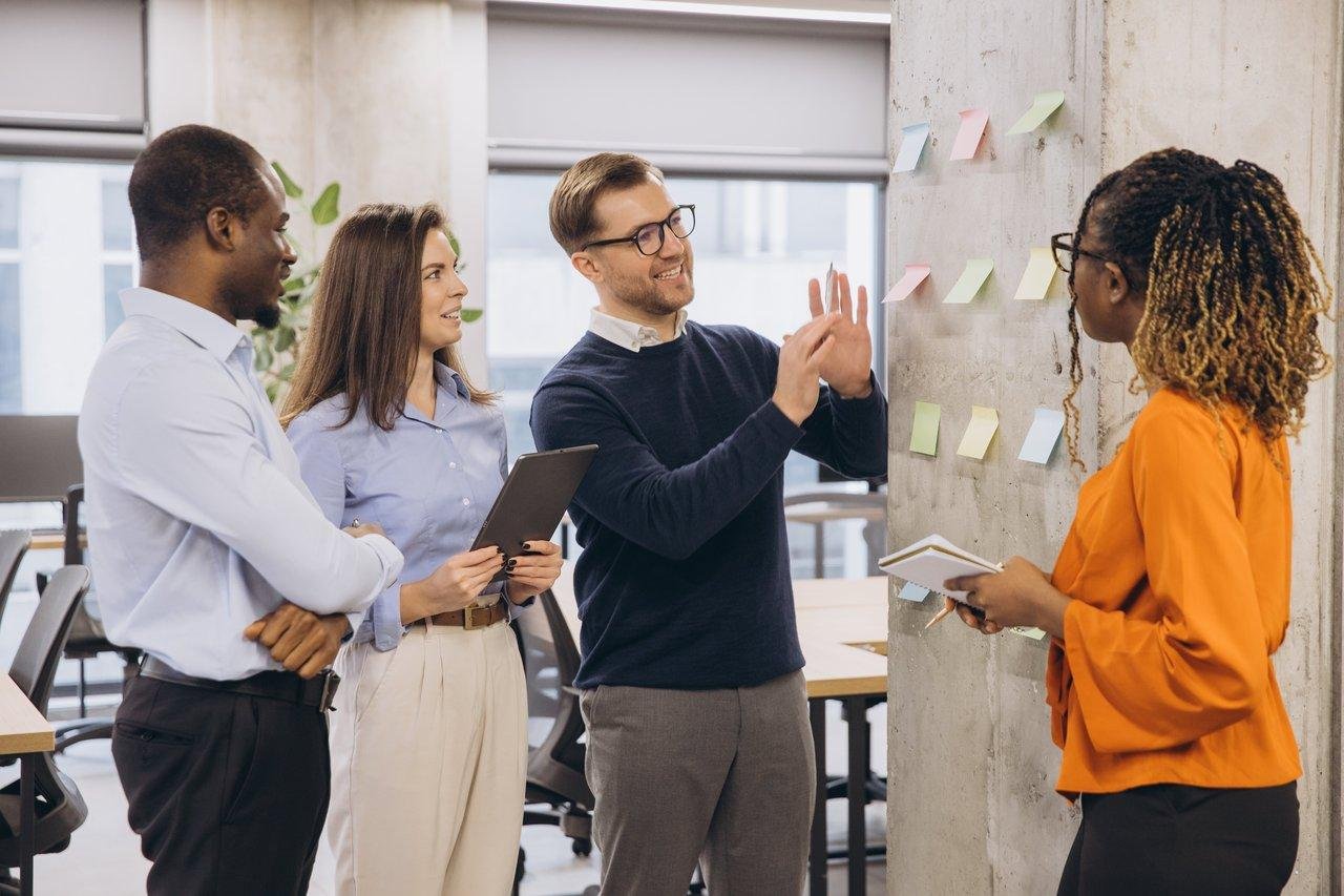 Tableau Kanban teamwork illustrant la gestion visuelle de projets pour petites équipes.