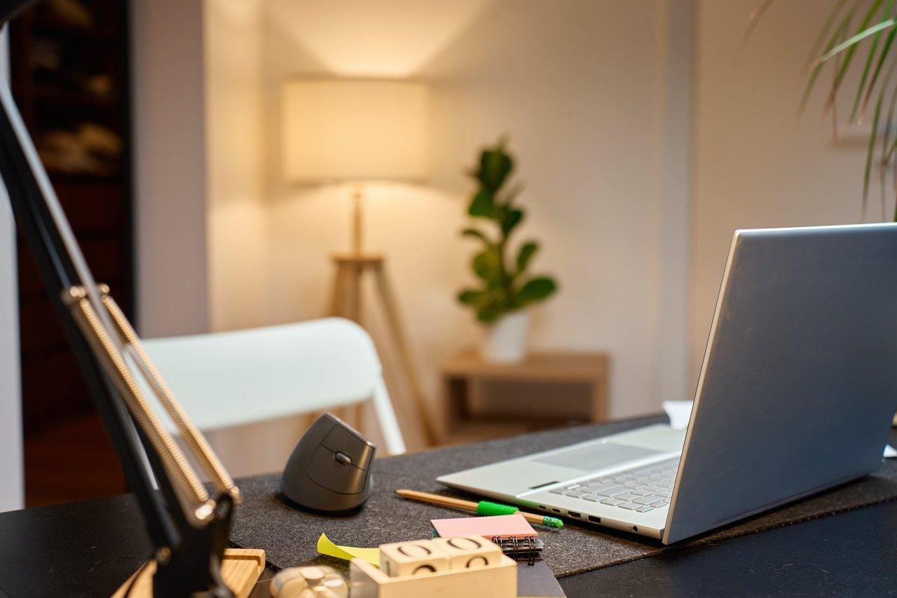 Un espace de travail propre et organisé en soirée favorise un workspace evening cleanup efficace pour un sommeil réparateur.