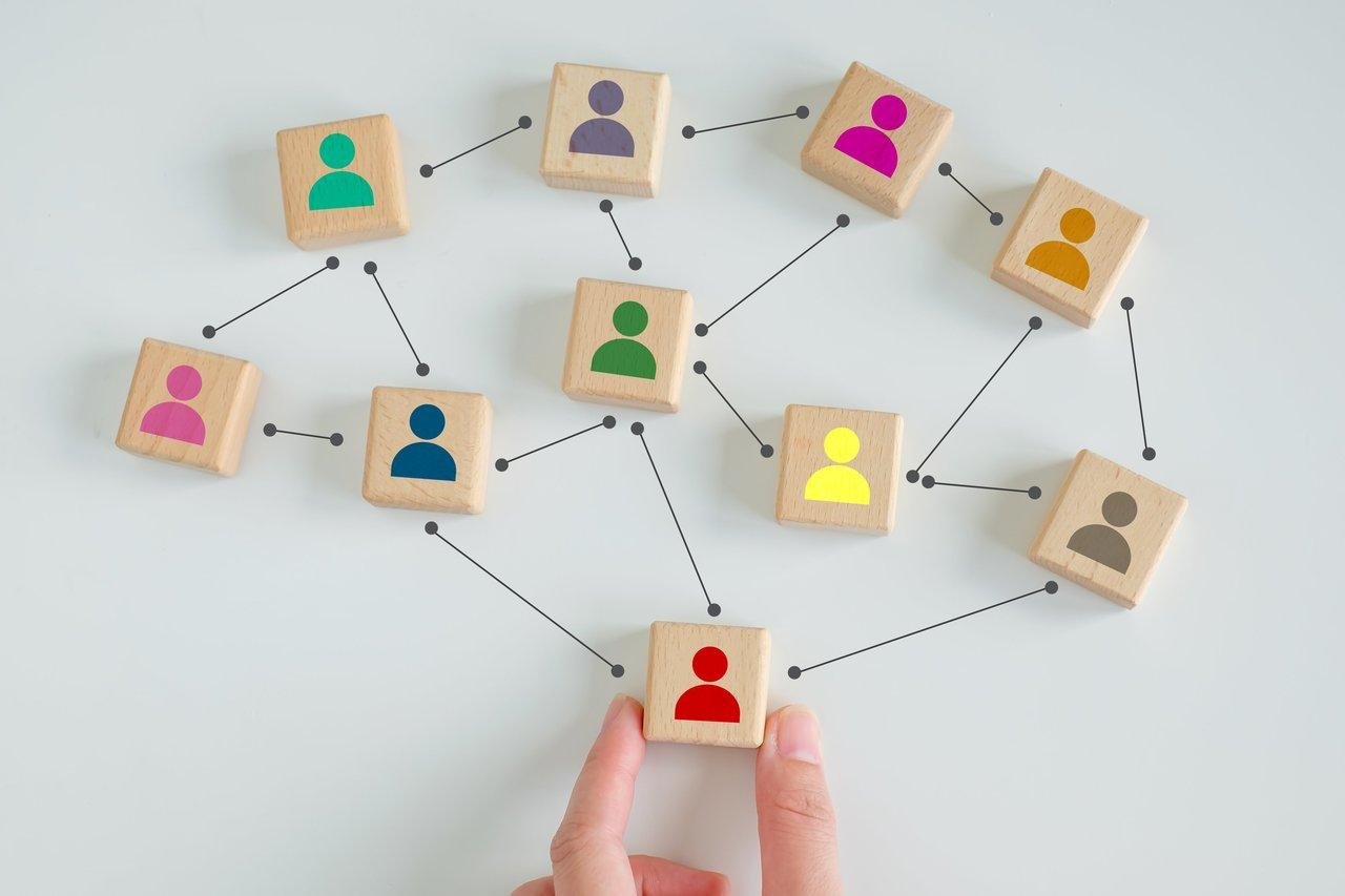 Une illustration de la stratégie multicanale pour relancer efficacement ses prospects dormants.