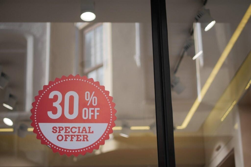 une-offre-commerciale-irresistible-affichee-en-vitrine-avec-une-reduct