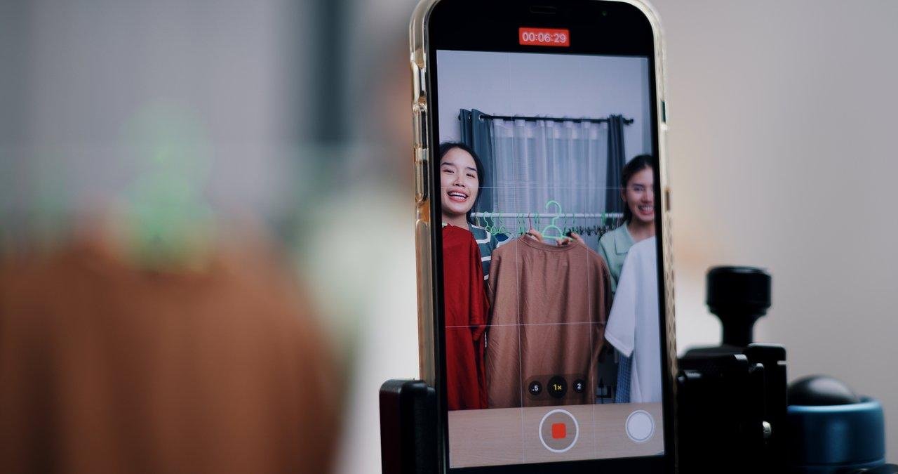 Deux créateurs Instagram en collaboration live échangent astuces pour gagner ses premiers abonnés sans budget.