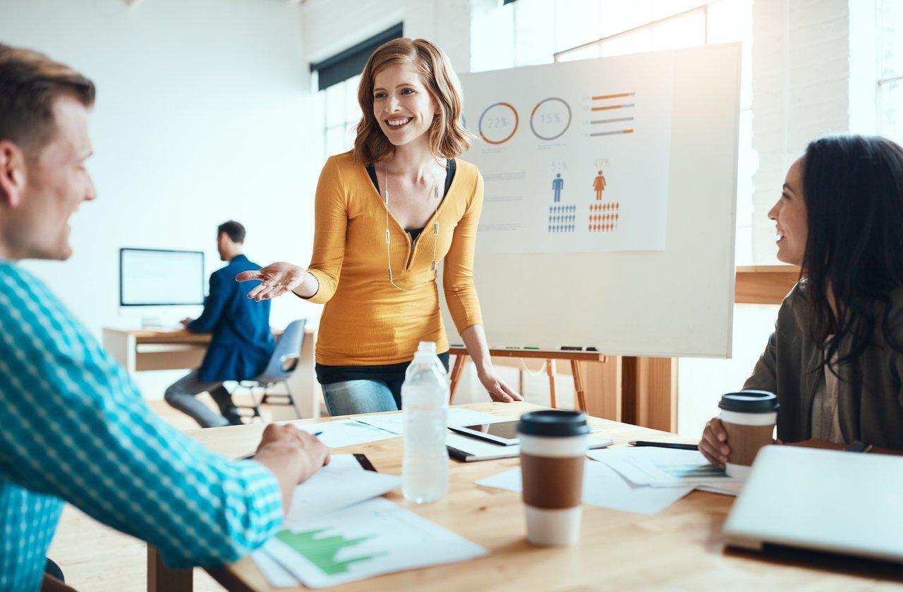 Session de coaching individuel en marketing digital favorisant l’échange confiant entre un coach et un dirigeant.