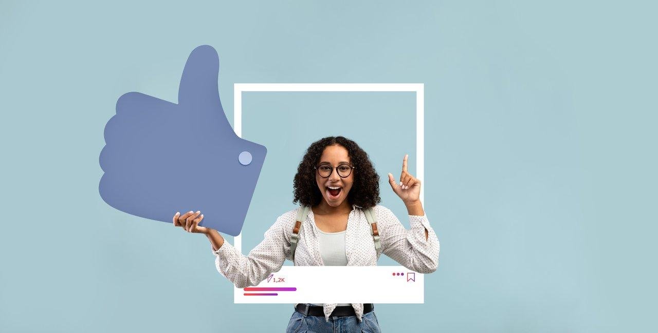 Une femme enthousiaste symbolise l'importance des social media personas pour une stratégie de contenu efficace.