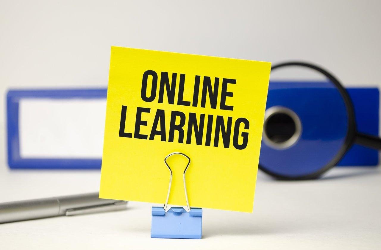 Entrepreneur en pleine formation en ligne pour développer ses compétences en marketing digital.