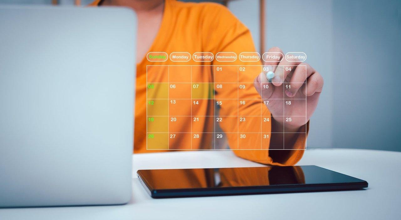 Exemple de social media editorial calendar organisé par thèmes et formats pour une stratégie efficace.