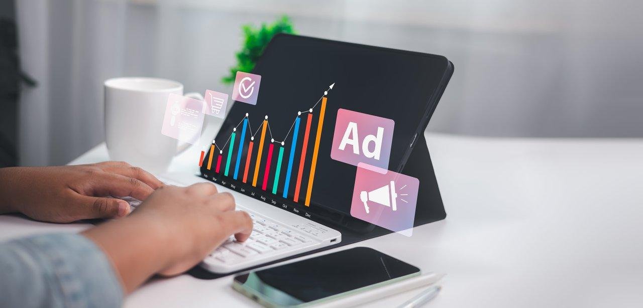 Graphique des budgets publicitaires mensuels par secteur en France 2026, illustrant la stratégie digitale.