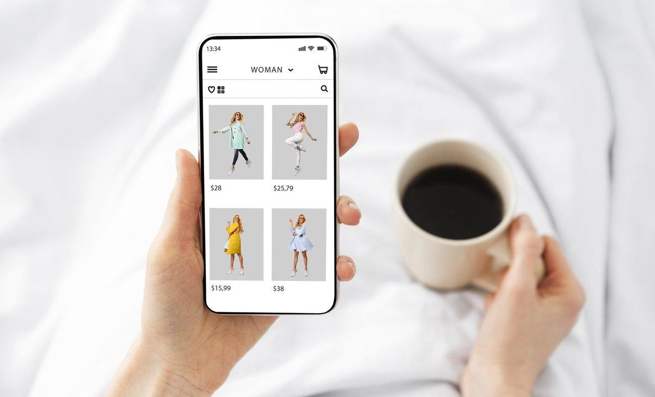 Interface mobile ecommerce épurée facilitant la navigation pour une boutique en ligne de vêtements.