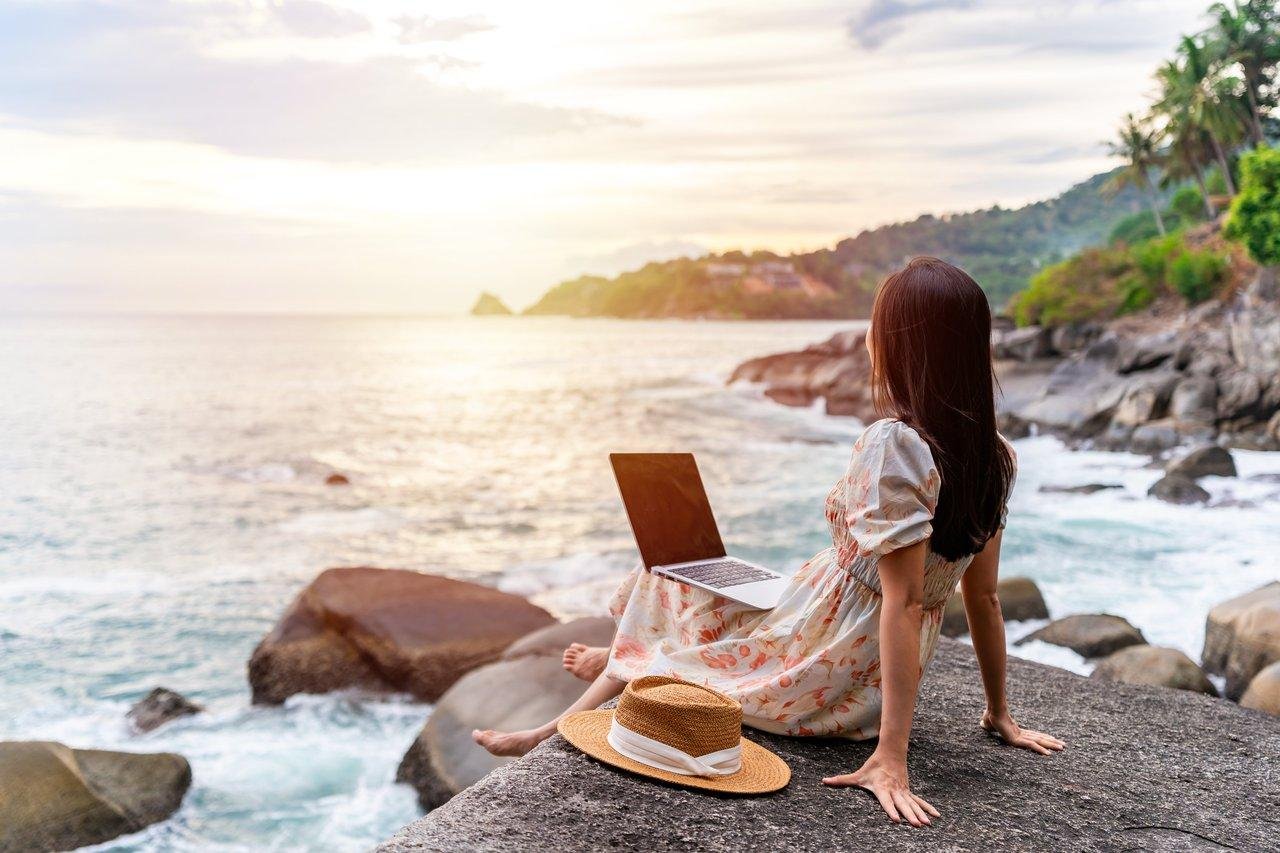 Un entrepreneur digital planifiant son summer planning pour maintenir sa stratégie pendant les vacances.