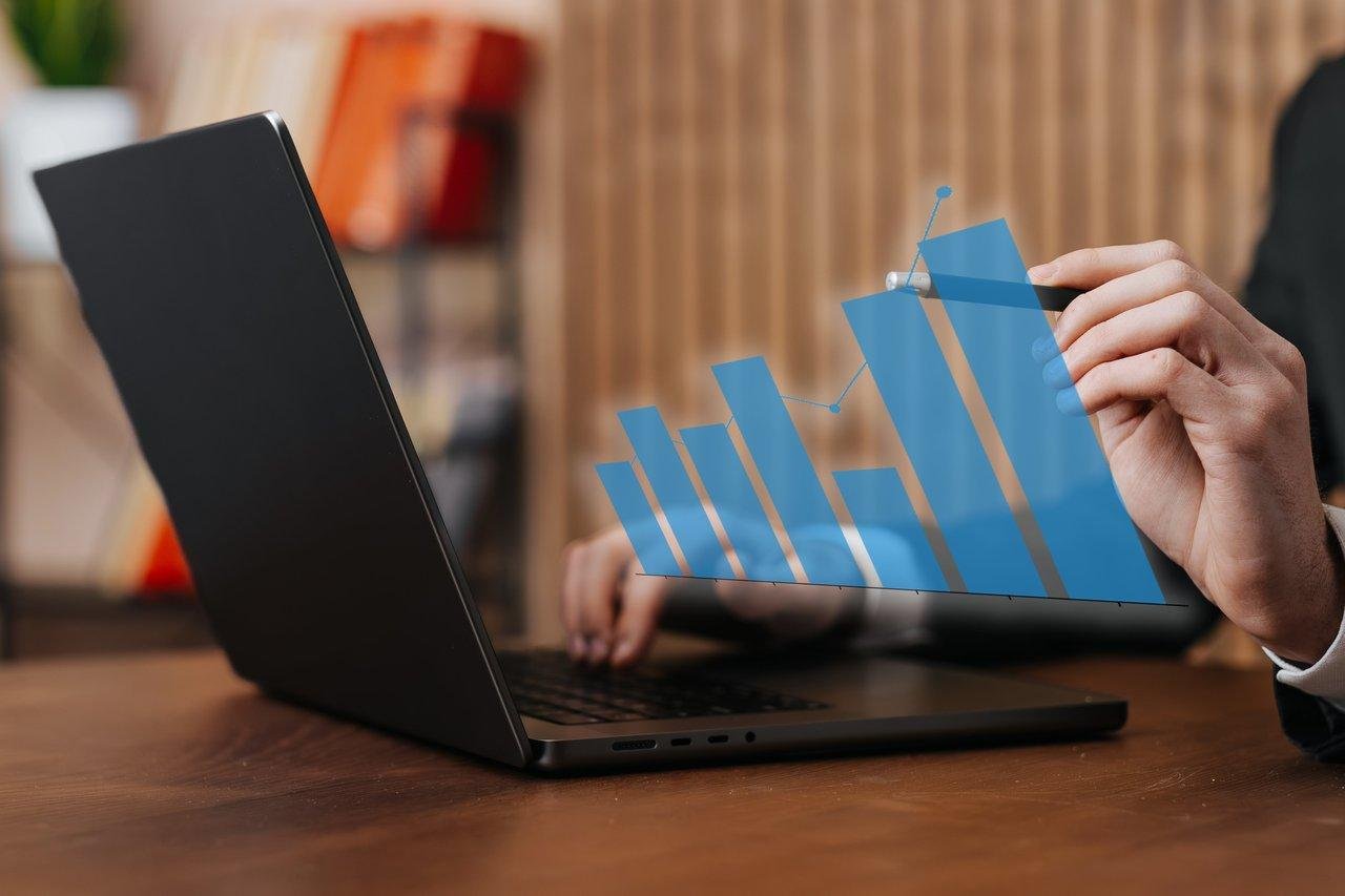 Un laptop social media analytics affichant des statistiques et un calendrier de programmation pour optimiser ses publications Pinterest.