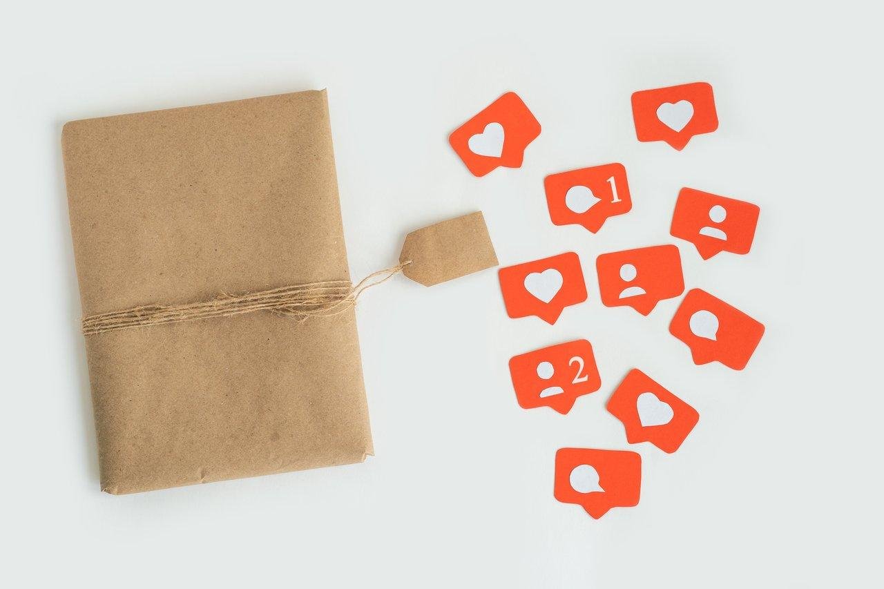 Un social media community manager analyse les graphiques d’engagement pour optimiser sa stratégie digitale.